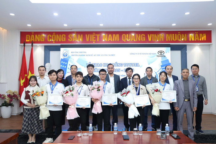 chuong-trinh-trao-tang-hoc-bong-toyota-danh-cho-sinh-vien-nam-2025-4.jpg