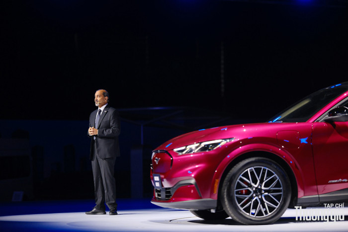 Ông Ruchik Shah, tổng giám đốc Ford Việt Nam cùng chiếc xe thuần điện Ford Mustang Mach E dscf5272.jpg