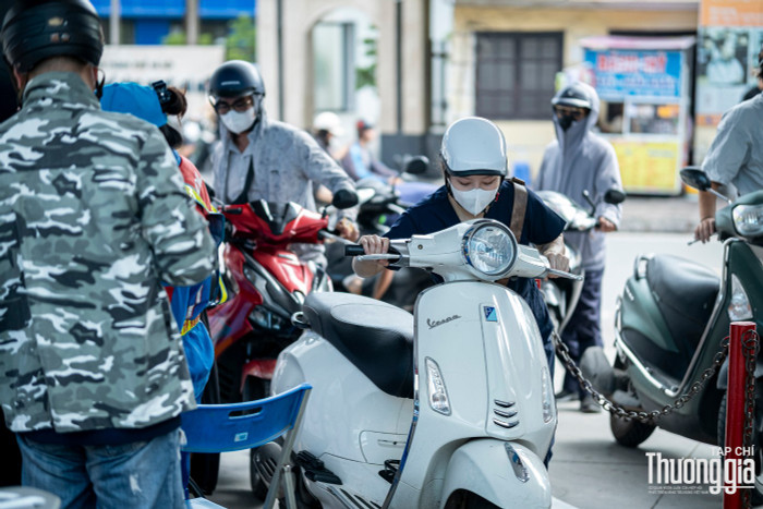 Chị Linh chủ xe Vespa Primavera cũng chỉ đổ xăng RON 95 cho xe của mình dsf2895.jpg