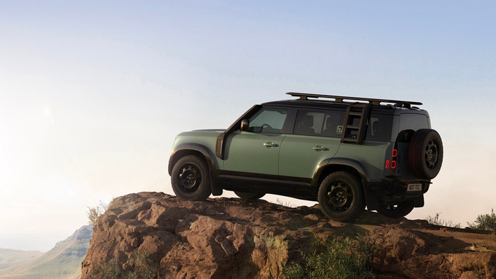 Land Rover Defender 110 Trophy Edition 2025 sẽ có 2 màu sơn đậm chất việt dã với xanh lá Keswick Green và vàng cát Deep Sandglow tctg-2.jpg