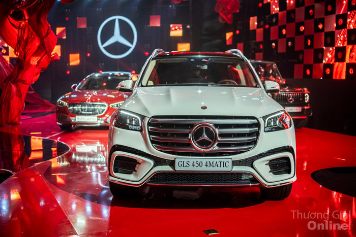 Lưới tản nhiệt mạ bạc nằm ngang mang đến dáng vẻ khỏe khắn hơn cho Mercedes-Benz GLS 450 4matic dsf1301.jpg
