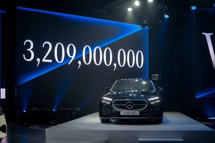 Mercedes-Benz E300 AMG mang theo nhiều công nghệ tiện nghi và an toàn dsf9666.jpg