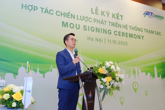 Đại diện BitCharge nhấn mạnh: “Buổi lễ ký kết này không chỉ mở ra giai đoạn hợp tác chiến lược mới mà còn là bước tiến quan trọng hướng tới việc mở rộng mạng lưới hạ tầng sạc thông minh, mang đến trải nghiệm tiện ích và hiện đại hơn cho người dùng xe điện tại Việt Nam". ong-chu-duc-duy-tong-giam-doc-cong-ty-co-phan-bitcharge1.jpg