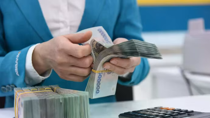 Nhà băng siết vốn, áp lực bủa vây bất động sản 