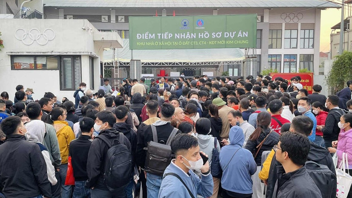 Người dân xếp hàng đông nghịt để nộp hồ sơ mua nhà ở xã hội