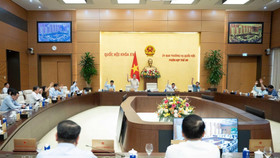 Các Ủy viên Ủy ban Thường vụ Quốc hội biểu quyết thông qua Nghị quyết