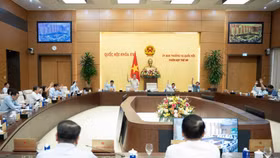 Các Ủy viên Ủy ban Thường vụ Quốc hội biểu quyết thông qua Nghị quyết