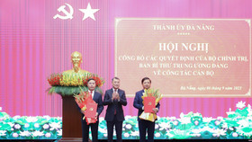 Thay mặt lãnh đạo Đảng và Nhà nước, ông Lê Minh Hưng, Trưởng Ban Tổ chức Trung ương, trao quyết định, tặng hoa cho đồng chí Lương Nguyễn Minh Triết (bên phải) và Phạm Đức Ấn (bên trái)