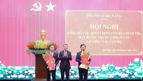 Thay mặt lãnh đạo Đảng và Nhà nước, ông Lê Minh Hưng, Trưởng Ban Tổ chức Trung ương, trao quyết định, tặng hoa cho đồng chí Lương Nguyễn Minh Triết (bên phải) và Phạm Đức Ấn (bên trái)