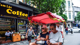 Du khách trải nghiệm xích lô tại Hà Nội