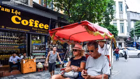 Du khách trải nghiệm xích lô tại Hà Nội