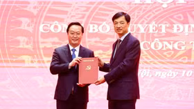 Bí thư Thành ủy Hà Nội Nguyễn Duy Ngọc trao Quyết định của Bộ Chính trị cho ông Nguyễn Đức Trung