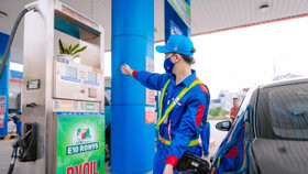  Tại sao giá xăng dầu ở Việt Nam hiện ở mức thấp hơn các nước trong khu vực?