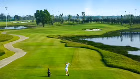  Mức lương của người cắt cỏ tại sân golf của tỷ phú Phạm Nhật Vượng có thể lên đến 20 triệu đồng/tháng