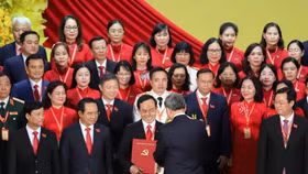 Tổng Bí thư Tô Lâm trao quyết định, tặng hoa chúc mừng Bí thư Thành ủy TP.HCM Trần Lưu Quang