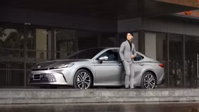 Toyota Camry Hybrid giảm giá 140 triệu đồng