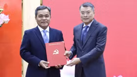 Ủy viên Bộ Chính trị, Trưởng Ban Tổ chức Trung ương Lê Minh Hưng trao quyết định cho tân Bí thư Tỉnh uỷ Quảng Ngãi Hồ Văn Niên