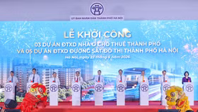 Thủ tướng Chính phủ Lê Minh Hưng và các đại biểu ấn nút khởi công các dự án