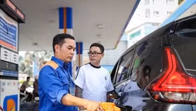 Giá xăng, dầu đồng loạt tăng, E10 RON 95 tăng 550 đồng/lít