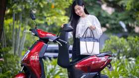 Xe được trang bị pin Lithium-ion dung lượng 30,6 Ah đặt ở sàn để chân, cho tầm hoạt động 50km/lần sạc và đạt chuẩn chống nước IP67. Thời gian sạc pin từ 0-100% là gần 7,5 tiếng. Có 2 cách sạc pin là cách cắm trực tiếp vào cổng sạc trên xe hoặc tháo rời pin để sạc.