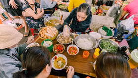 Người dân địa phương thưởng thức ẩm thực đường phố