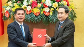 Chủ tịch Quốc hội Trần Thanh Mẫn trao quyết định cho ông Nguyễn Hồng Diên