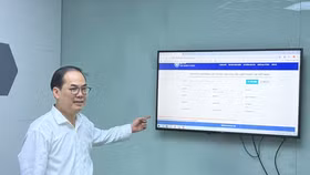 Đại diện Cục Quản lý Dược hướng dẫn tra cứu thuốc trên hệ thống