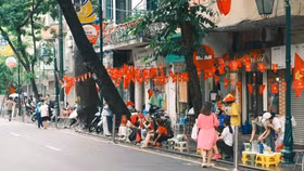 Còn hơn 20 tiếng mới đến buổi Tổng duyệt, người dân Hà Nội đã "đội nắng, thắng mưa" cắm chốt trên vỉa hè