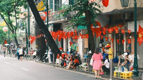 Còn hơn 20 tiếng mới đến buổi Tổng duyệt, người dân Hà Nội đã "đội nắng, thắng mưa" cắm chốt trên vỉa hè
