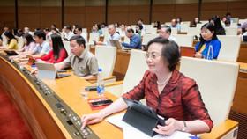 Đại biểu Quốc hội bấm nút thông qua luật Cán bộ, công chức sửa đổi
