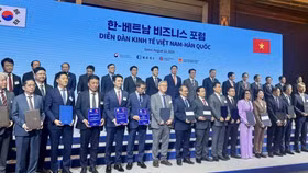 Tổng Bí thư Tô Lâm và Thủ tướng Hàn Quốc Kim Min Seok chứng kiến các đơn vị, doanh nghiệp trao thỏa thuận hợp tác