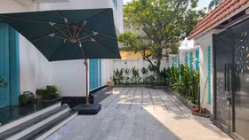 Căn nhà được thiết kế hiện đại với tone xanh - trắng bắt mắt. Chỉ nhìn bên ngoài, nhiều người đã phải trầm trồ về độ hoành tráng của căn nhà