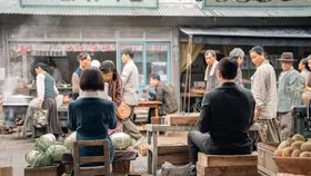 Phiên chợ sáng nhộn nhịp, con đường ven biển, những con thuyền đánh cá và những ngôi nhà gỗ mái tranh, bao quanh bởi hàng rào đá, tất cả cùng khắc họa rõ nét cuộc sống trên đảo Jeju