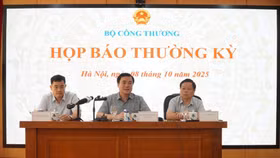 Thứ trưởng Nguyễn Sinh Nhật Tân (giữa) thông tin tại họp báo