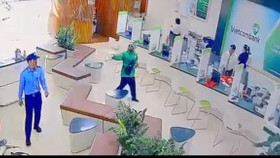 Hai tên cướp đội mũ bảo hiểm, bịt kín mặt đã cướp khoảng 1,8 tỷ đồng của ngân hàng