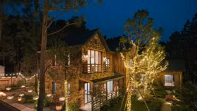 Biệt thự có tổng cộng bảy phòng ngủ, một phòng khách rộng rãi và khu bếp riêng biệt. Không gian được thiết kế mở, hướng đến sự thoải mái và gần gũi