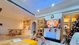 Phòng khách của căn hộ rộng rãi và ấm cúng