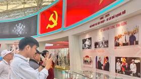 Không gian Triển lãm “Văn phòng Chính phủ - 80 năm đồng hành cùng dân tộc” đã thu hút sự quan tâm của đông đảo đại biểu và khách tham quan