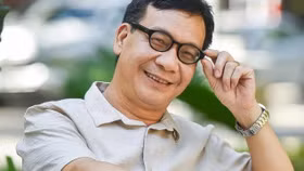 Nhờ những đóng góp trong nghệ thuật, Đức Khuê được trao tặng danh hiệu NSƯT năm 2011