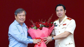 Ông Vũ Đại Thắng - Ủy viên Trung ương Đảng, Bí thư Tỉnh ủy, Trưởng Đoàn ĐBQH tỉnh Quảng Ninh - tặng hoa chúc mừng Giám đốc Công an tỉnh Quảng Ninh Trần Văn Phúc được thăng quân hàm Thiếu tướng