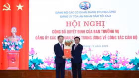 Ông Trần Cẩm Tú trao quyết định chỉ định Bí thư Đảng ủy Tòa án nhân dân Tối cao nhiệm kỳ 2025-2030 cho ông Nguyễn Văn Quảng