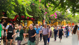 Việt Nam đón 17,2 triệu khách quốc tế trong 10 tháng, ngành du lịch "bứt tốc" để về đích