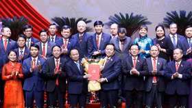 Ủy viên Bộ Chính trị, Trưởng Ban Tuyên giáo và Dân vận Trung ương Nguyễn Trọng Nghĩa (thứ 4 từ phải sang) trao quyết định và tặng hoa chúc mừng tân Bí thư Tỉnh ủy Gia Lai Thái Đại Ngọc