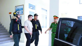 Công an áp giải Nguyễn Quốc Vũ 