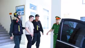 Công an áp giải Nguyễn Quốc Vũ 