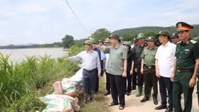 Tổng Bí thư, Chủ tịch nước Tô Lâm kiểm tra công tác củng cố, khắc phục một số điểm xung yếu ở đê sông Lô, xã Trường Sinh, huyện Sơn Dương, tỉnh Tuyên Quang (9/2024). Ảnh: TTXVN