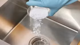 Các hóa chất sử dụng trong gia đình cần được để tại những nơi kín đáo, tránh xa tầm với của trẻ