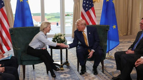 Tổng thống Mỹ Donald Trump bắt tay Chủ tịch Ủy ban châu Âu Ursula von der Leyen sau khi công bố thỏa thuận thương mại giữa Mỹ và EU tại Turnberry, Scotland ngày 27/. Ảnh: Reuters
