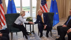 Tổng thống Mỹ Donald Trump bắt tay Chủ tịch Ủy ban châu Âu Ursula von der Leyen sau khi công bố thỏa thuận thương mại giữa Mỹ và EU tại Turnberry, Scotland ngày 27/. Ảnh: Reuters