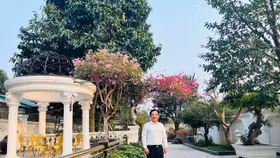 Choáng với biệt thự hoành tráng của “đại gia chân đất” Quang Tèo